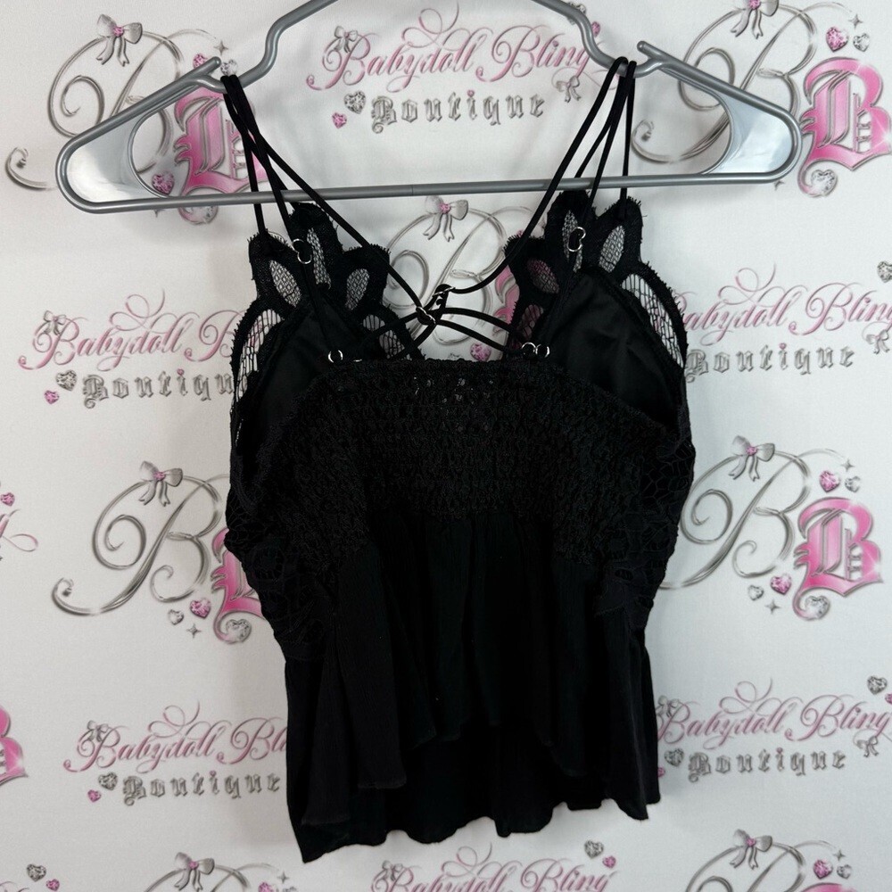 Ardene tank top cropped crochet lace floral detail Black Textured Lace Top - Picture 2 of 12